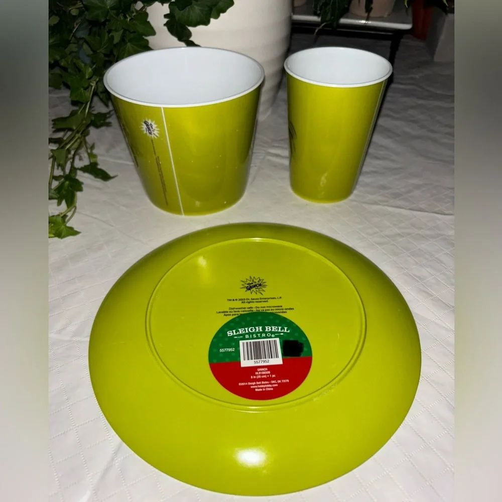 Grinch Tableware Set. - Picture 7 of 12